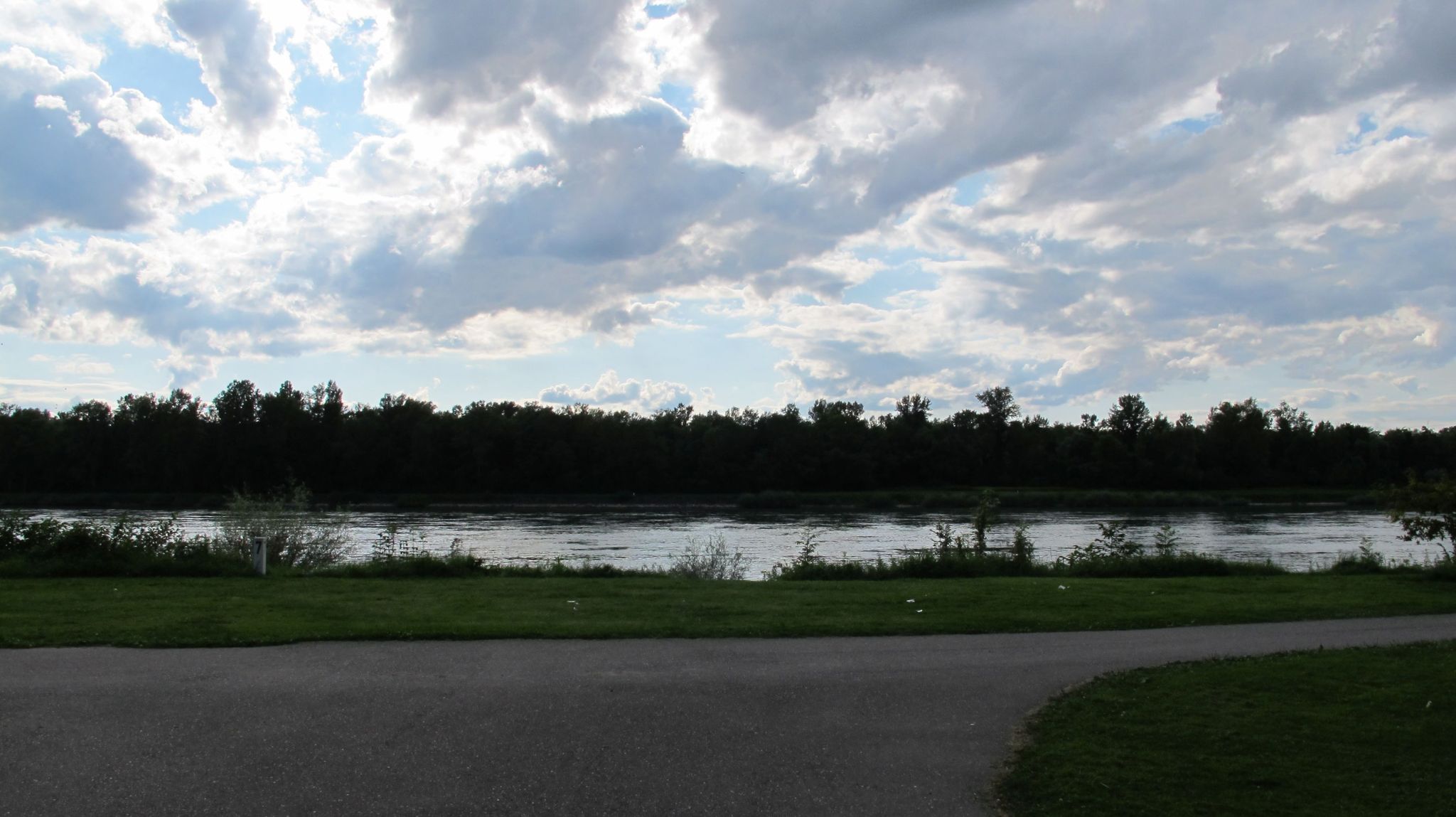 Dort, auf der anderen Flussseite, liegt Frankreich. Sieht eigentlich gar nicht so anders aus...