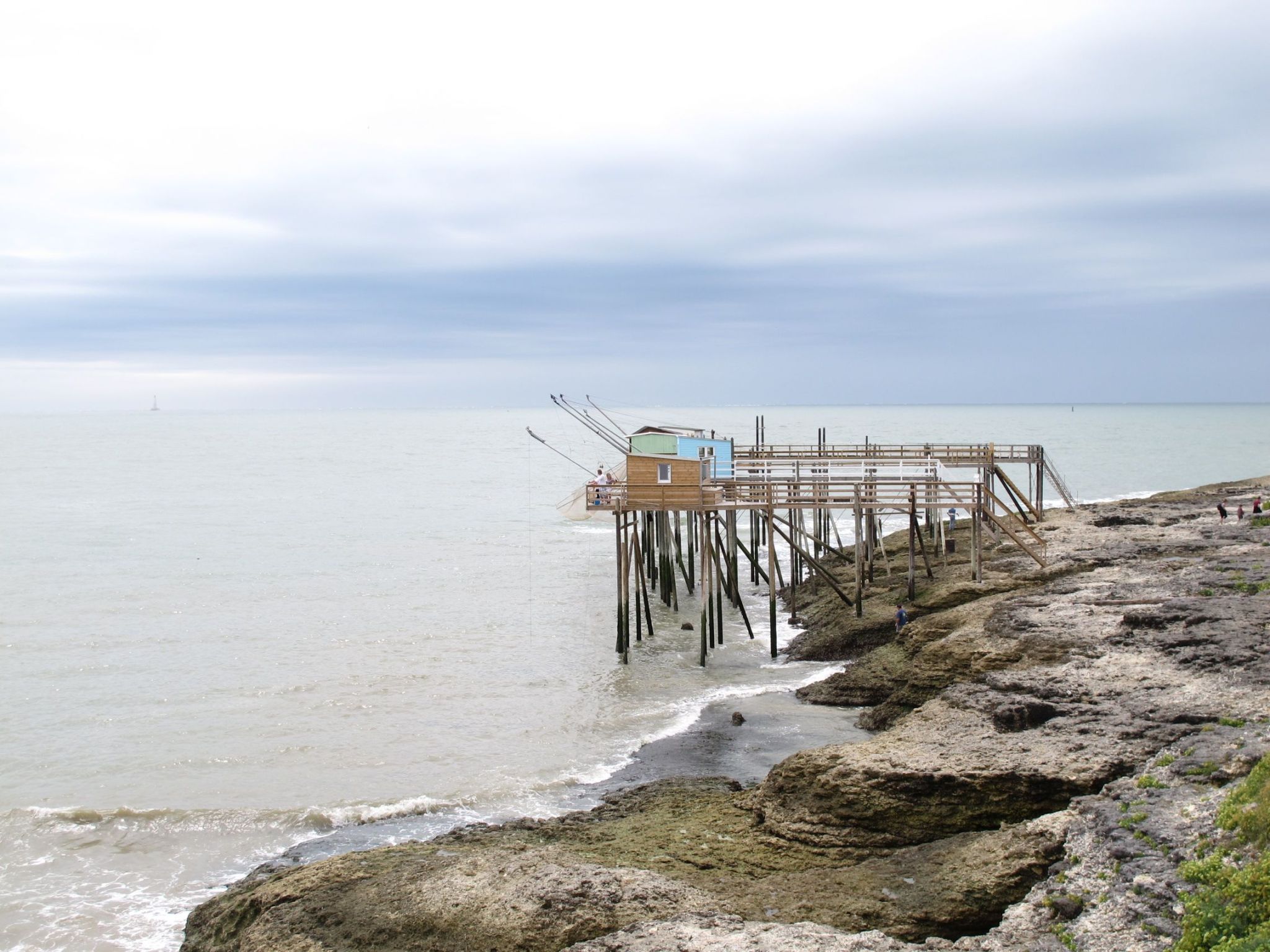 Stelzenhütten zum Netz-Fang kleiner Krebse