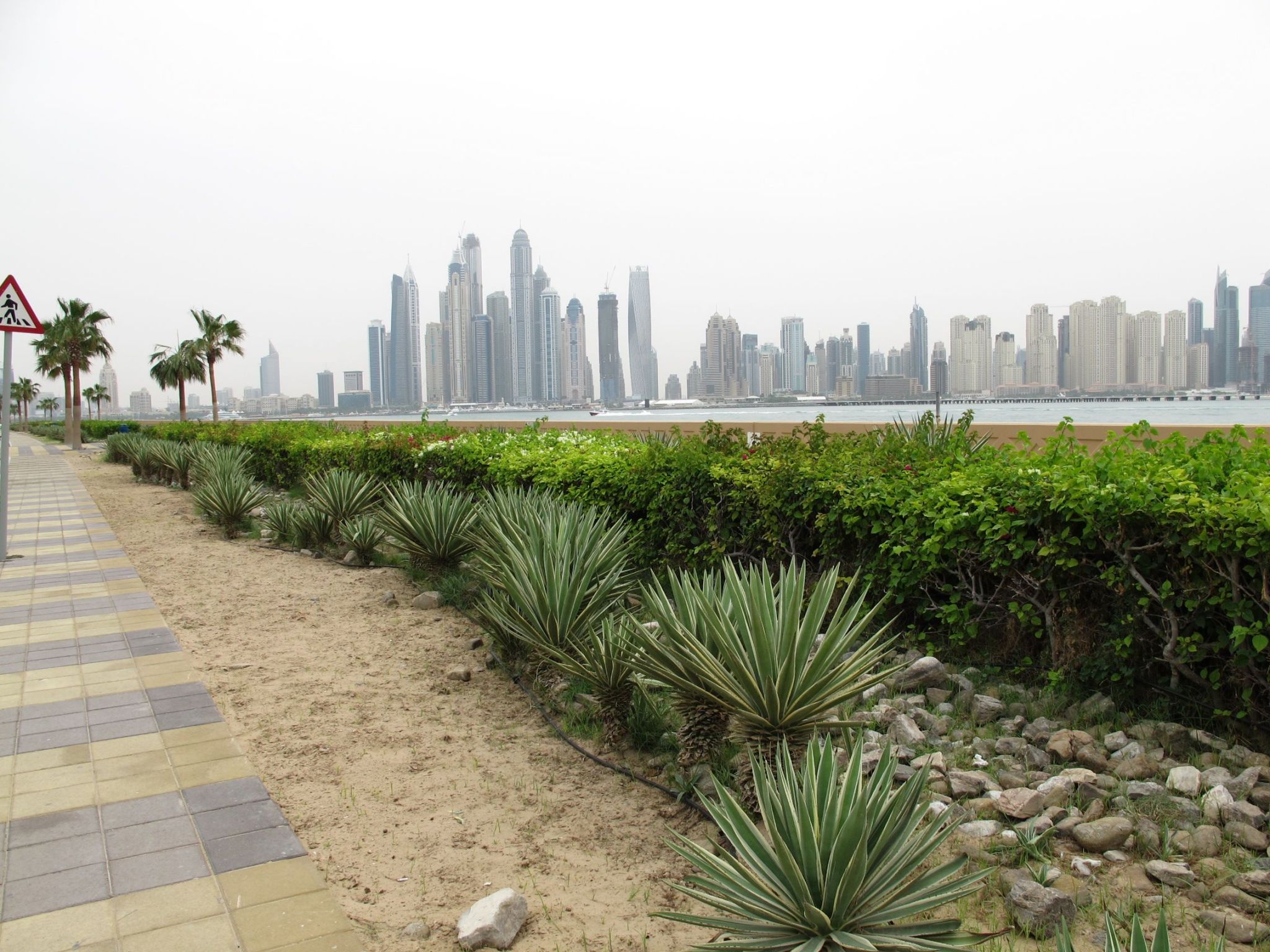 Blick von der Palme auf Strand + Häuser von Dubai Marina